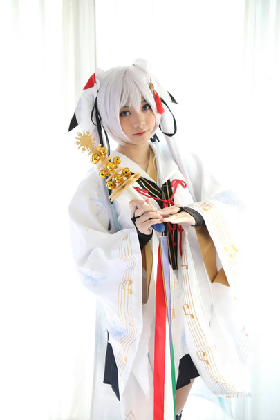 Japon anime cosplay dans la salle de ton blanc
 - Photo, image