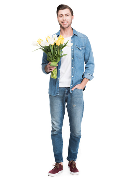 bel homme tenant bouquet de fleurs de tulipes, isolé sur blanc
 - Photo, image