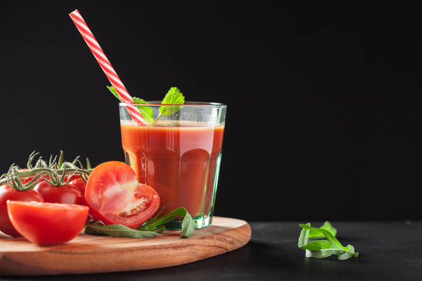 Tomato juice with tomatoes close up shot - Foto, Imagem