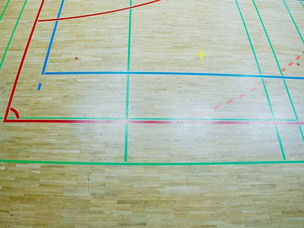 Schulsporthalle. Detail der Markierungen auf dem Fußboden  - Foto, Bild