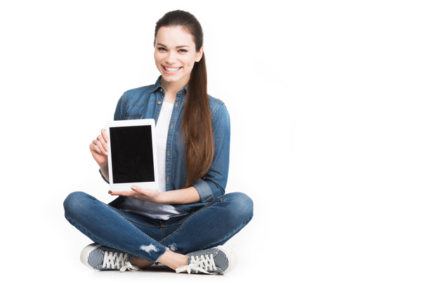 atractiva mujer sonriente mostrando tableta con pantalla en blanco, aislada en blanco
 - Foto, Imagen