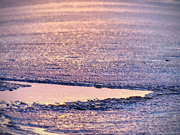 Sfondo ghiacciato invernale naturale di ghiaccio sfocato con spazio copia. Colori viola blu
 - Foto, immagini