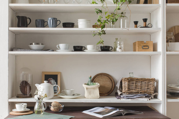 Кухонні полки з посудом
 - Фото, зображення
