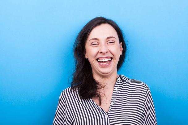 Πραγματικό νεαρή γυναίκα γελώντας φυσικό στην κάμερα - Φωτογραφία, εικόνα