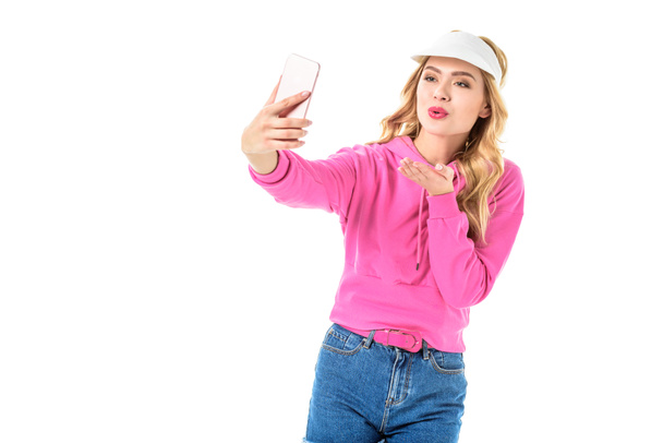 Jong meisje dragen van roze sweater nemen selfie geïsoleerd op wit - Foto, afbeelding
