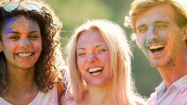 Cheerful smiling faces of young people having fun at Holi celebration festival - Zdjęcie, obraz