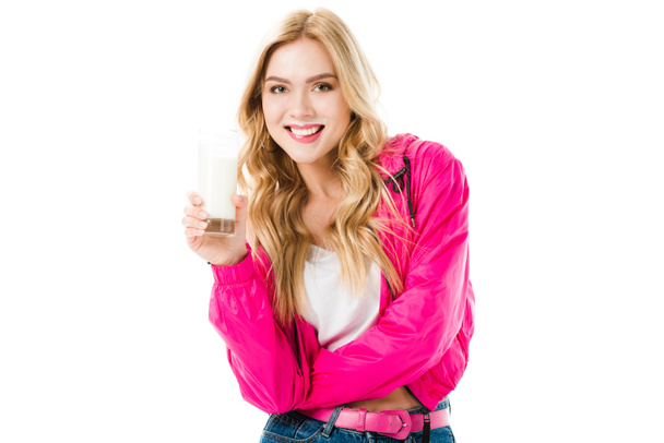Muchacha joven con un vaso de leche rosa aislado en blanco
 - Foto, Imagen