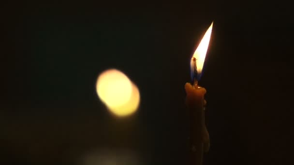 κεριά κάψιμο των κεριών σε ένα κηροπήγιο. - Πλάνα, βίντεο