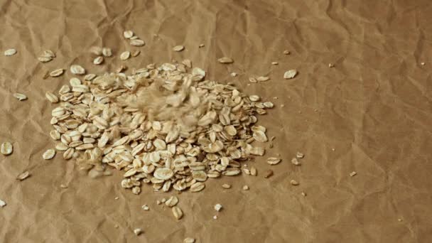 Versare fiocchi di farina d'avena su fondo carta sgualcito
  - Filmati, video