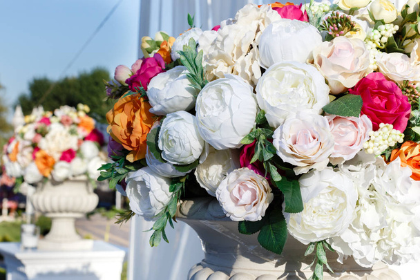 造花のバラと whi のブーケを結婚式の装飾 - 写真・画像