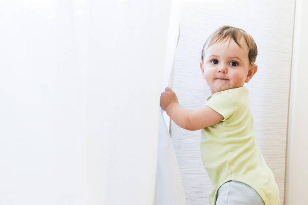 Beyaz perdeler oynayan bebek - Fotoğraf, Görsel