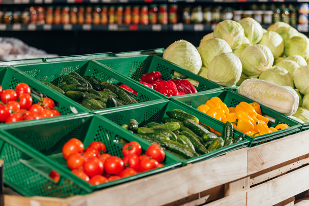 vista de cerca de verduras frescas arregladas en la tienda de comestibles
 - Foto, imagen