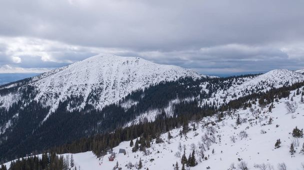 estación de esquí Jasna Eslovaquia vista aérea de montaña drone superior
 - Foto, imagen
