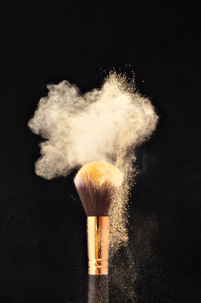 Professional black make-up brush with powder - Zdjęcie, obraz