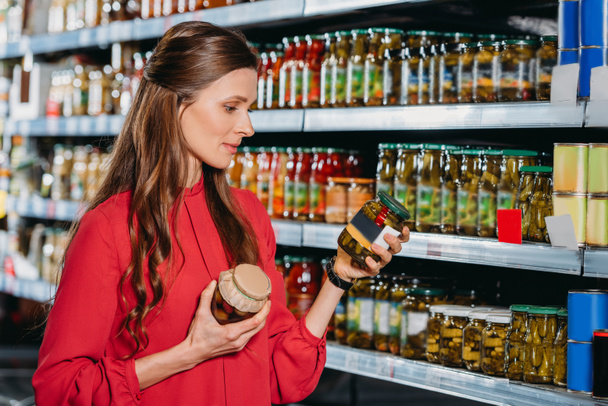 muotokuva houkutteleva nainen valita tuotteita hypermarket
 - Valokuva, kuva