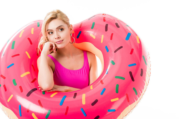 Chica joven con traje de baño rosa sosteniendo anillo de natación de donut aislado en blanco
 - Foto, imagen