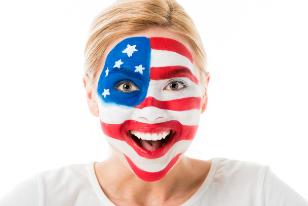 aufgeregte Frau mit US-Flagge Gesichtsfarbe isoliert auf weiß - Foto, Bild
