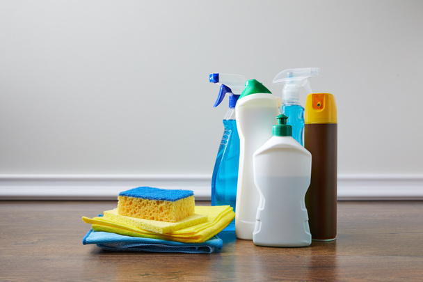 бытовые принадлежности для весенней уборки на полу
 - Фото, изображение