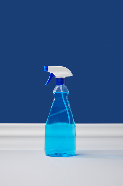 spray bottle with liquid for spring cleaning - Fotoğraf, Görsel