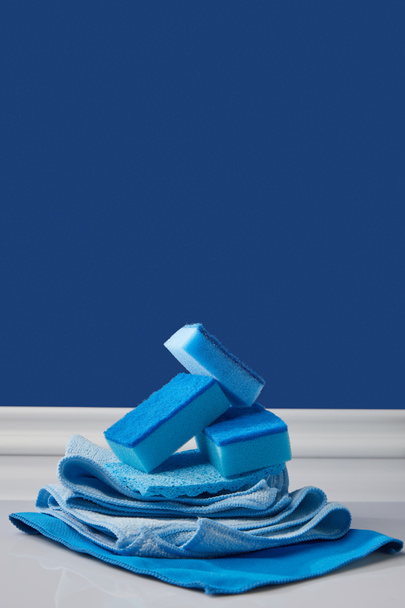губки та ганчірки для весняного прибирання на синьому
 - Фото, зображення