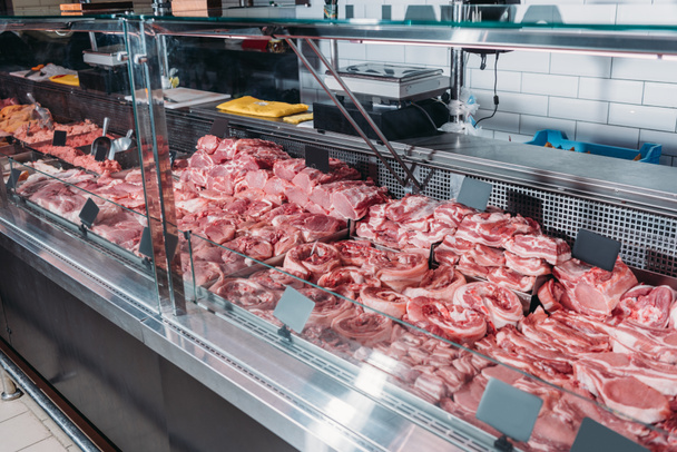 κλείνω πάνω θέα του τοποθετημένα ωμό κρέας σε κατάστημα ειδών παντοπωλείου - Φωτογραφία, εικόνα