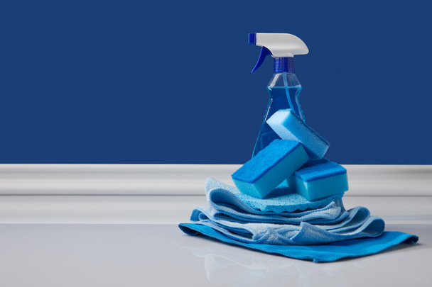 fournitures domestiques bleues pour le nettoyage de printemps
 - Photo, image