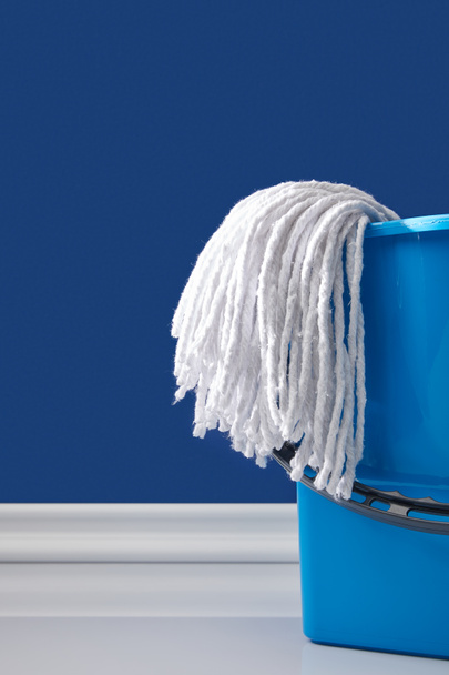rag and blue bucket for spring cleaning - Foto, afbeelding