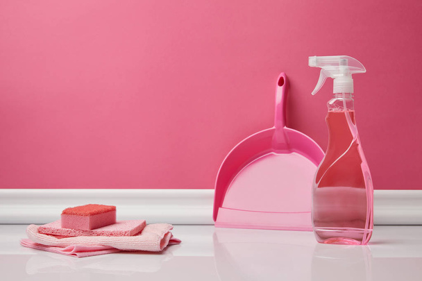 pink rags, sponge and scoop for spring cleaning - Fotoğraf, Görsel