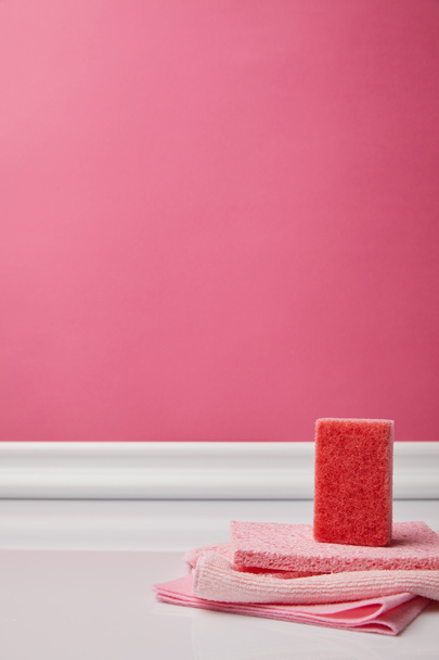 Pinkfarbener Waschschwamm und Lappen für den Frühjahrsputz auf dem Boden - Foto, Bild