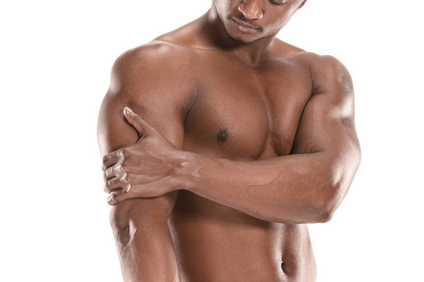 fitter junger Mann mit schönem Oberkörper isoliert auf weißem Hintergrund - Foto, Bild