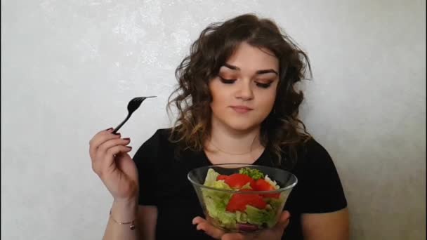 piękna dziewczyna jedzeniu sałatkę - Materiał filmowy, wideo