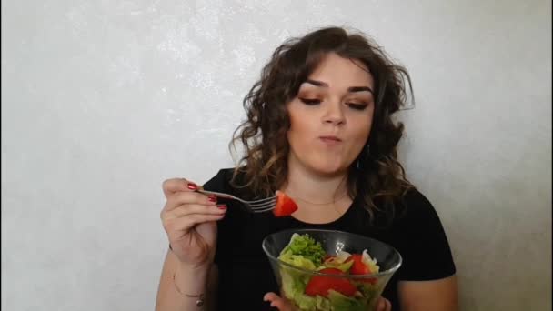 beautiful girl eating a salad - Footage, Video