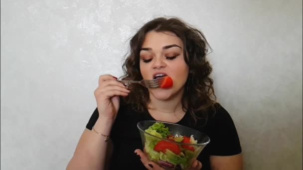 gyönyörű lány eszik saláta az érzelem - Felvétel, videó