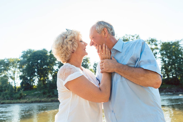 Портрет романтической пожилой пары с низким углом обзора летом, наслаждающейся здоровым и активным образом жизни на свежем воздухе
 - Фото, изображение