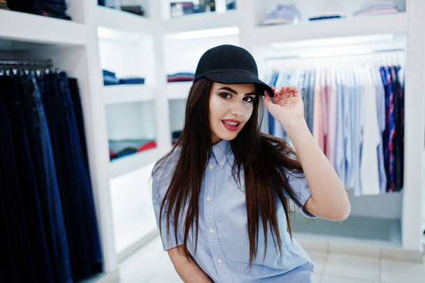 Morena hermosa chica en la tienda de ropa boutique en casual
  - Foto, Imagen