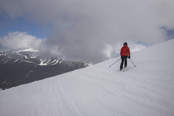 Toeristische skiën op de besneeuwde berg, Whistler, British Columbia, Canada - Foto, afbeelding
