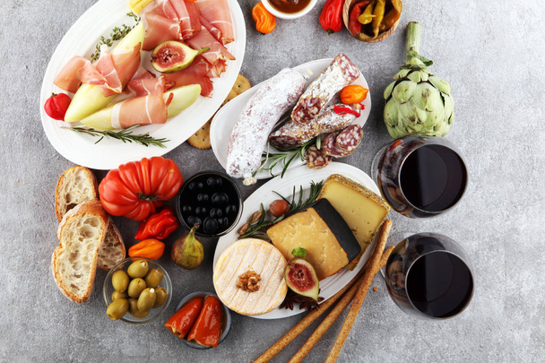 Σετ κρασιού Ιταλικά ορεκτικά σνακ. Ποικιλία τυριών, Μεσογειακή - Φωτογραφία, εικόνα
