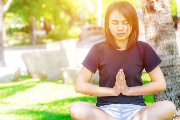 Asian healthy teen wear casual cloth doing yoga outdoor for rela - Foto, Bild