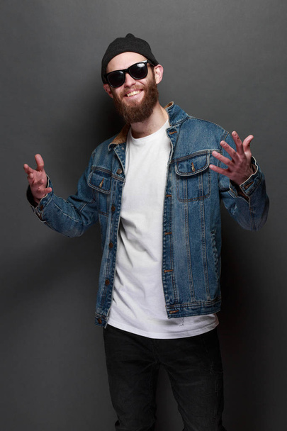 Hipster avec barbe portant des lunettes de soleil et des vêtements décontractés
 - Photo, image