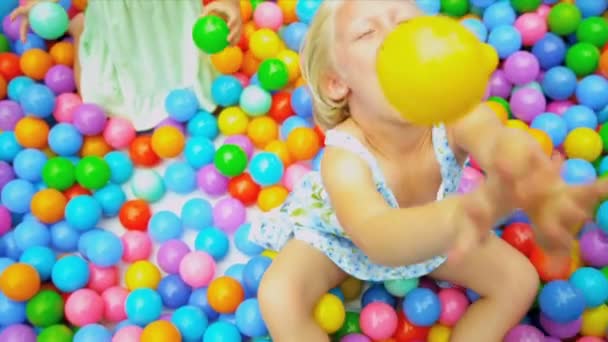 hübsche junge Mädchen genießen Kindheit spielen - Filmmaterial, Video