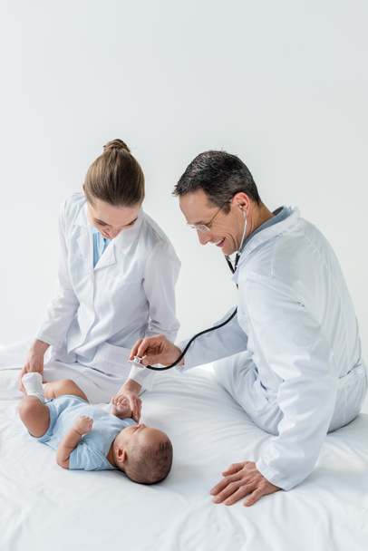 pédiatres écoute souffle de petit bébé avec stéthoscope
 - Photo, image