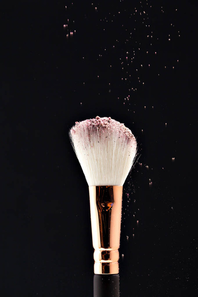 Professional black make-up brush with pink powder - Фото, изображение
