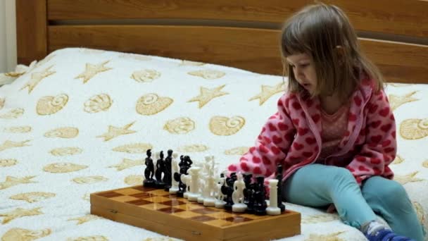 Little girl is playing chess - Footage, Video