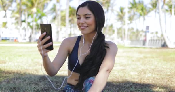 Sportif kız telefonu Park üzerinden sohbet gülüyor - Video, Çekim
