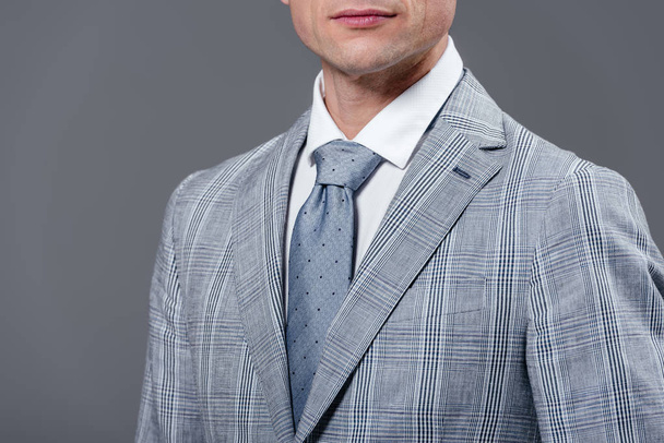 Schnappschuss von gutaussehendem Geschäftsmann isoliert auf grau - Foto, Bild