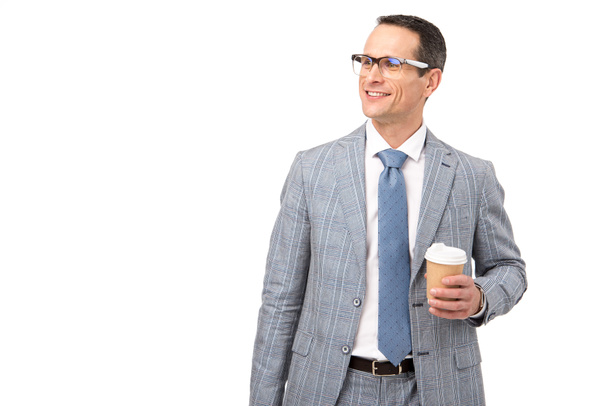 χαμογελώντας ενηλίκων επιχειρηματίας με καφεδάκι απομονωθεί σε λευκό χαρτί - Φωτογραφία, εικόνα