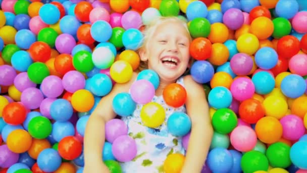 Kleines Kind spielt Ball gefülltes Becken - Filmmaterial, Video
