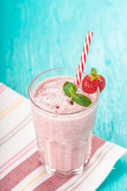 Healthy berry smoothie in glass with straw - Fotoğraf, Görsel
