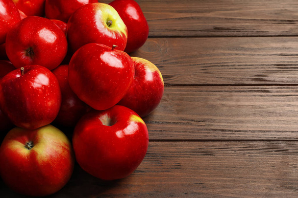 Fresh ripe red apples on wooden background - Photo, Image