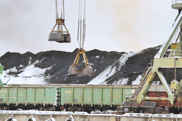 Vykládka uhlí od železničních vagónů. - Fotografie, Obrázek